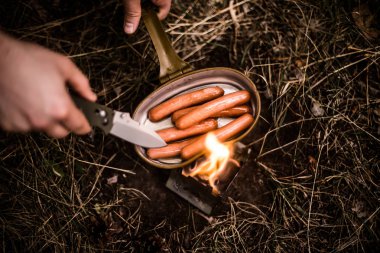 Sosisler askeri bir tencerede kızartılmış
