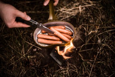 Sosisler askeri bir tencerede kızartılmış