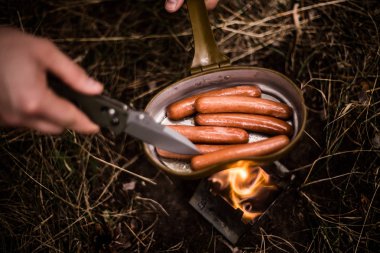 Sosisler askeri bir tencerede kızartılmış