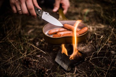 Sosisler askeri bir tencerede kızartılmış