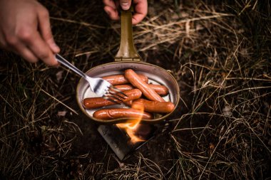 Sosisler tavada açık ateşte kızartılır.