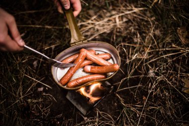 Sosisler tavada açık ateşte kızartılır.