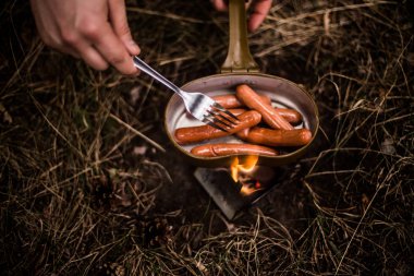 Sosisler tavada açık ateşte kızartılır.