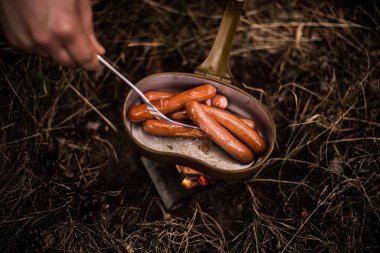 Sosisler tavada açık ateşte kızartılır.