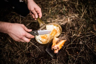 bir soba üzerinde bir turist tavada kızarmış yumurta