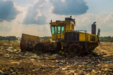 Kiev / Ukrayna 15.Eylül 2019 Çöp çöplük te fotoğraf buldozeri 5