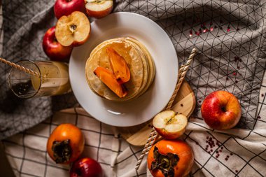 Ballı gözleme ve meyve suyu.