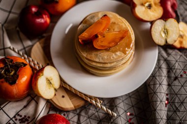 Ballı gözleme ve meyve suyu.