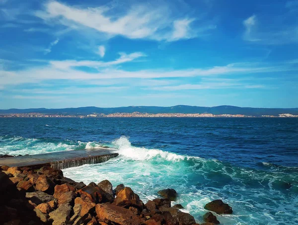 Schöne Küstenlandschaft Wie Das Wellige Blaue Meer Und Der Steinstrand — Stockfoto