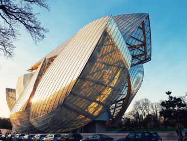 Louis Vuitton Vakfı, sanat ve Kültür Müzesi Paris, Fransa. Güzel cam güneş ışınlarını yansıtan Bina mimari sokak görünümü.