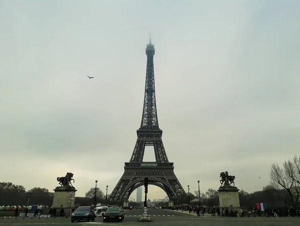 Διάσημο Ορόσημο Παρίσι Πύργος Του Άιφελ Δείτε Από Δρόμο — Φωτογραφία Αρχείου