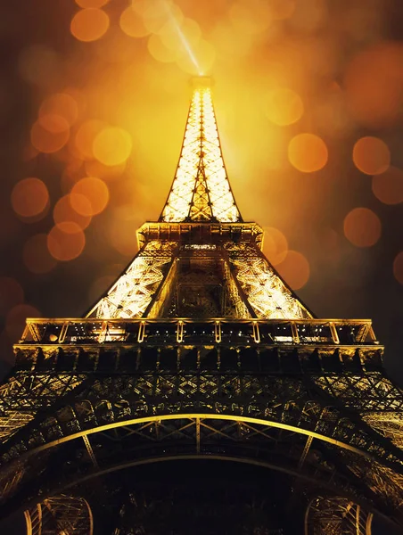 Nära Upp Skott Nedanför Eiffeltornet Nattetid Lysande Med Gyllene Ljus — Stockfoto