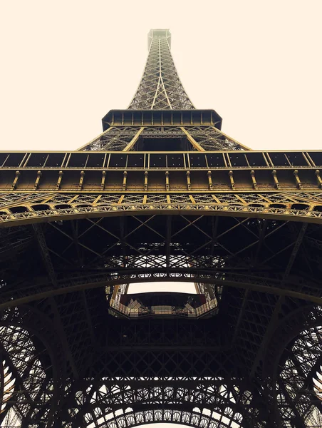 Stående Eiffeltornet Paris Frankrike — Stockfoto