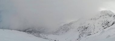 Güzel foogy kış sabahı dağlarda. İle Todorka tepe panorama, Pirin Dağı, Bansko, Bulgaristan, manzara.