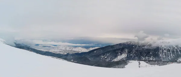 Vacker Utsikt Från Toppen Pirinbergen Snörik Vintermorgon Ovan Molnen Bankso — Stockfoto