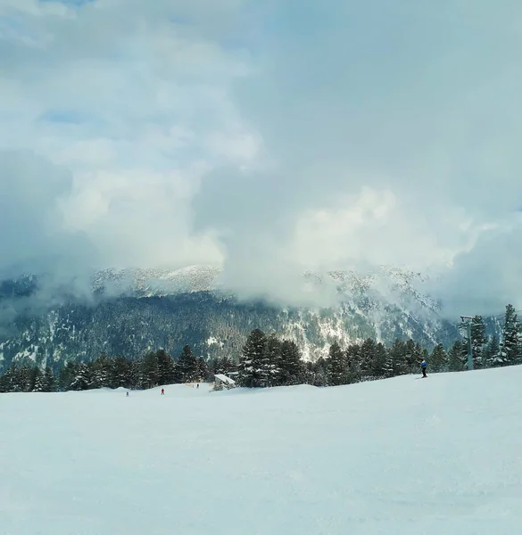 雲の上のピリン山脈のスキー場の景色 — ストック写真