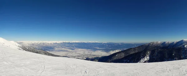 山は冬に見る空のバンスコの Todorka ピークの頂上から斜面リゾート — ストック写真