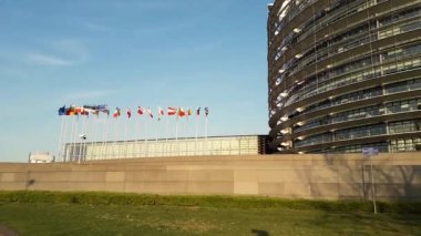 Avrupa Parlamentosu, Strazburg, Alsace, Fransa önünde tüm Ab bayrakları sallayarak. Güneşli bir günde Parlement europen mimari detay. 