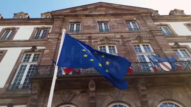 フランス ストラスブールのホテル ヴィル前の青空を背景に 欧州連合 の旗をマストに吹く風 — ストック動画