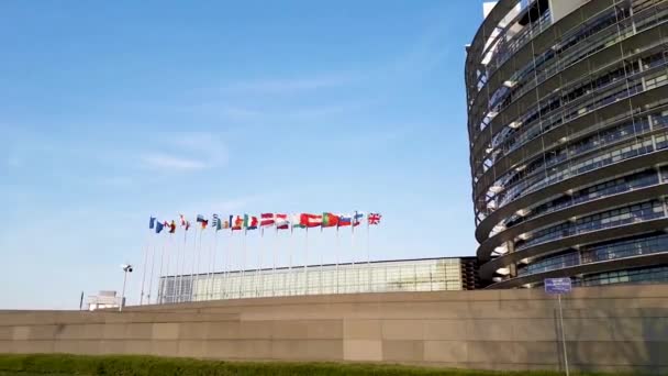 Ondeando Todas Las Banderas Frente Parlamento Europeo Estrasburgo Alsacia Francia — Vídeo de stock