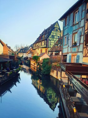 Renkli romantik şehir Colmar, Fransa, Alsace. Geleneksel ev