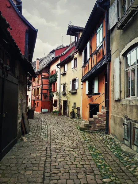 Pueblo de Eguisheim con casas medievales de entramado de madera — Foto de Stock