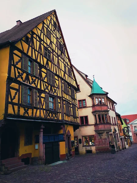 Calle central del pueblo de Riquewihr en Alsacia, Francia con color — Foto de Stock