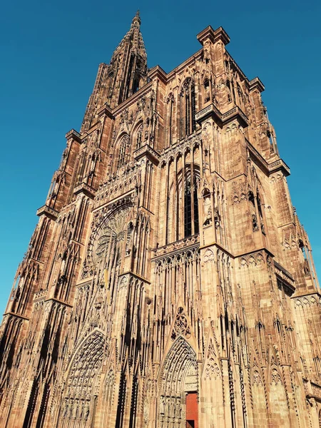 Huvudsaklig hänrycka av romersk-katolsk domkyrka Notre Dame av Strasbou — Stockfoto