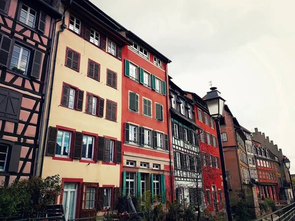 Fachada colorida del edificio de madera en la ciudad vieja de Estrasburgo, Francia , — Foto de Stock
