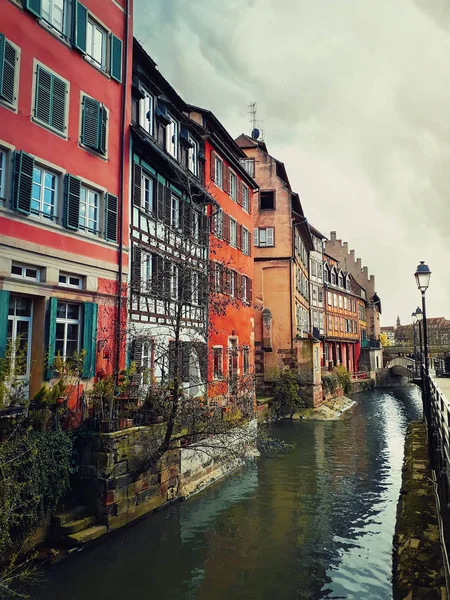 Πολύχρωμη ρομαντική πόλη Στρασβούργο, Γαλλία, εστιατόρια. Παραδοσιακό h — Φωτογραφία Αρχείου