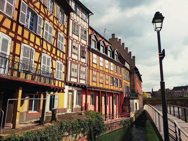 Πολύχρωμη ρομαντική πόλη Στρασβούργο, Γαλλία, εστιατόρια. Παραδοσιακό h — Φωτογραφία Αρχείου