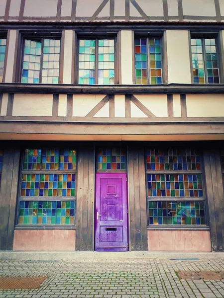 Волшебная деревянная фиолетовая дверь. Фасад дома с цветными вставками — стоковое фото