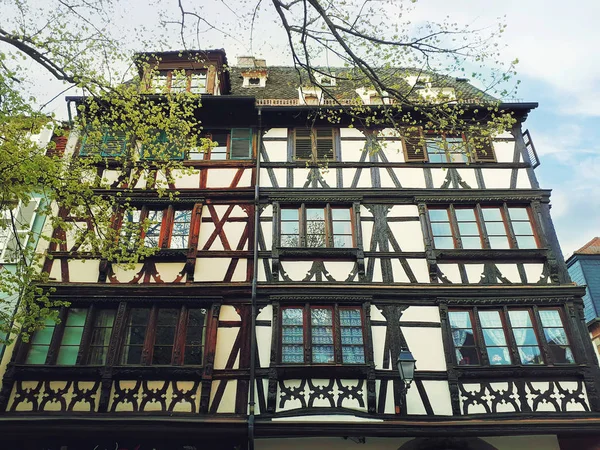 Casa enmarcada en madera de Fachwerk en la ciudad de Colmar, Francia, Alsacia. Tra — Foto de Stock