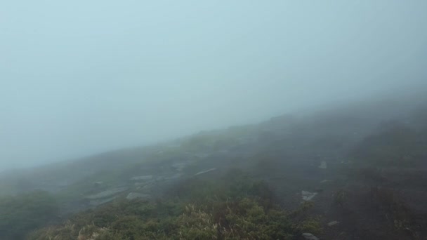 Grande Vista Panorâmica Vale Nebuloso Nuvens Nas Colinas Montanha Como — Vídeo de Stock