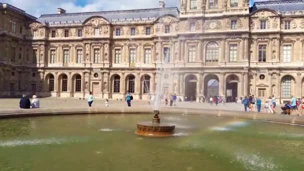 Utsikt Över Berömda Louvren Med Fontäner Gården Louvren Palace Solig — Stockvideo