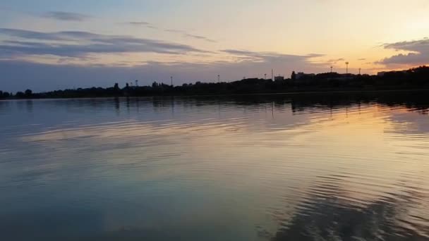 Csodálatos Naplemente Város Horizonton Elmélkedés Nyugodt Víz Egy Csendes Nyári — Stock videók