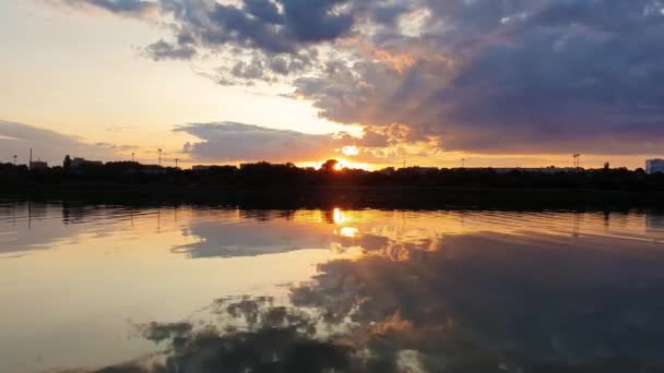 Maravilloso Atardecer Sobre Horizonte Ciudad Con Reflexión Sobre Tranquilo Agua — Vídeos de Stock