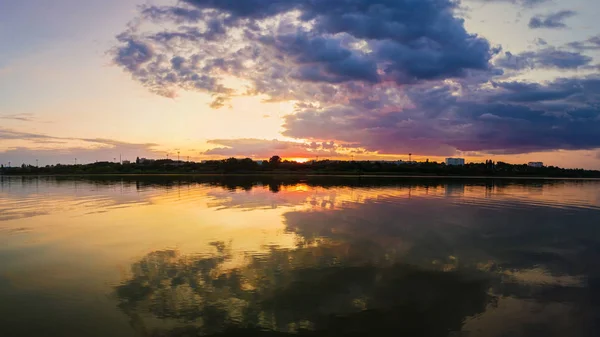 反射と都市の地平線上の素晴らしい夕日のパノラマ — ストック写真
