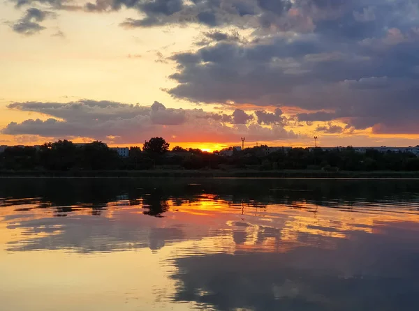 Hermosa puesta de sol sobre el horizonte de la ciudad con la reflexión sobre la ca — Foto de Stock