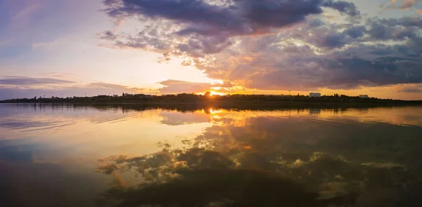 Maravilloso panorama al atardecer sobre el horizonte de la ciudad con reflexión — Foto de Stock