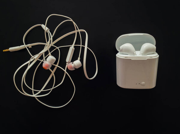 Comparison between tangled wired headphones versus wireless earp