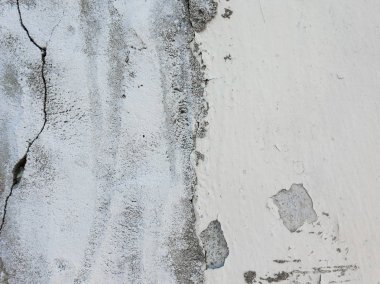 Eski grungy, yıpranmış beton duvar ve kırık beyaz boya kabuğu