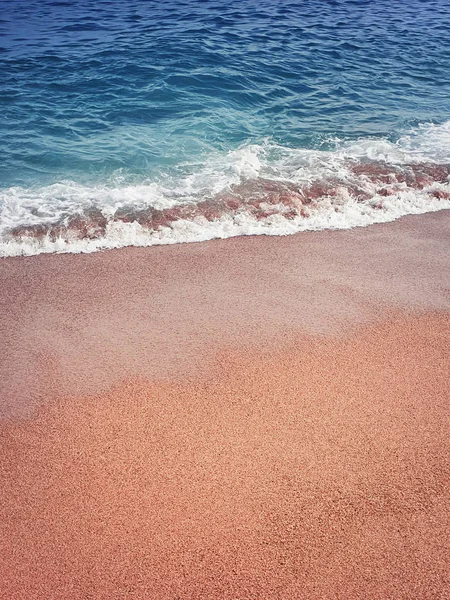 Zand en water textuur. Zachte zeeschuim Golf op het gouden zand b — Stockfoto