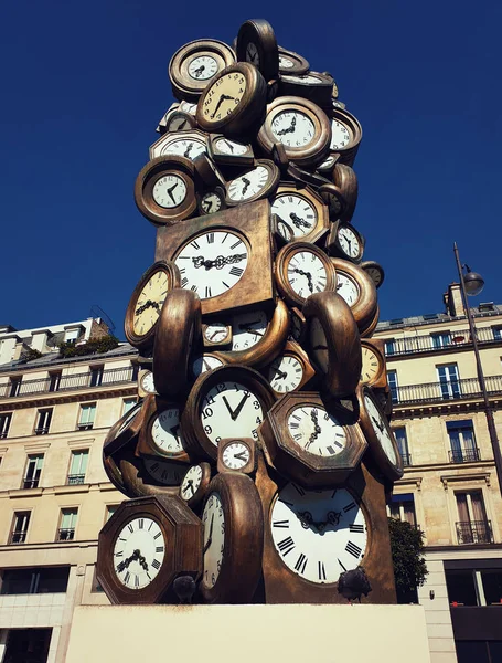 L'Heure de Tous monumento, Scultura d'arte fatta di orologi a Saint - — Foto Stock