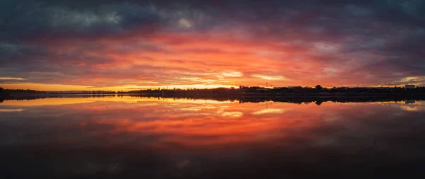 Panorama arrojado do pôr do sol sobre o lago Delia, na Moldávia. Nublado céu crepúsculo um — Fotografia de Stock