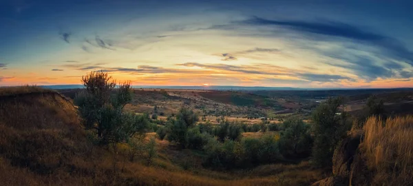 Delikatna jesienna panorama zachodu słońca nad wzgórzami i doliną. B — Zdjęcie stockowe