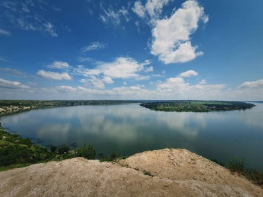 Yüksek açı, Dubasari (Dubossary), Transnistria, Moldova yakınlarındaki Nistru nehrinin yükseklik görüntüsü. Uçurumun tepesinde, zengin mavi bir gökyüzünün altında hayali bir manzara..