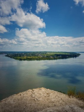 Yüksek açı, Dubasari (Dubossary), Transnistria, Moldova yakınlarındaki Nistru nehrinin yükseklik görüntüsü. Uçurumun tepesinde, zengin mavi bir gökyüzünün altında İdilik dikey oryantasyon sahnesi.