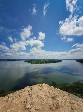 Yüksek açı, Dubasari (Dubossary), Transnistria, Moldova yakınlarındaki Nistru nehrinin yükseklik görüntüsü. Uçurumun tepesinde, zengin mavi bir gökyüzünün altında İdilik dikey oryantasyon sahnesi.