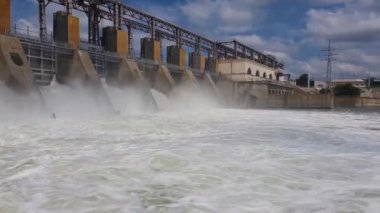 Dubasari (Dubossary), Moldova 'daki Nistru nehri üzerindeki hidroelektrik santrali. Hidroelektrik santrali, su barajı, yenilenebilir elektrik kaynağı, endüstriyel konsept. Küresel çevre sorunları.